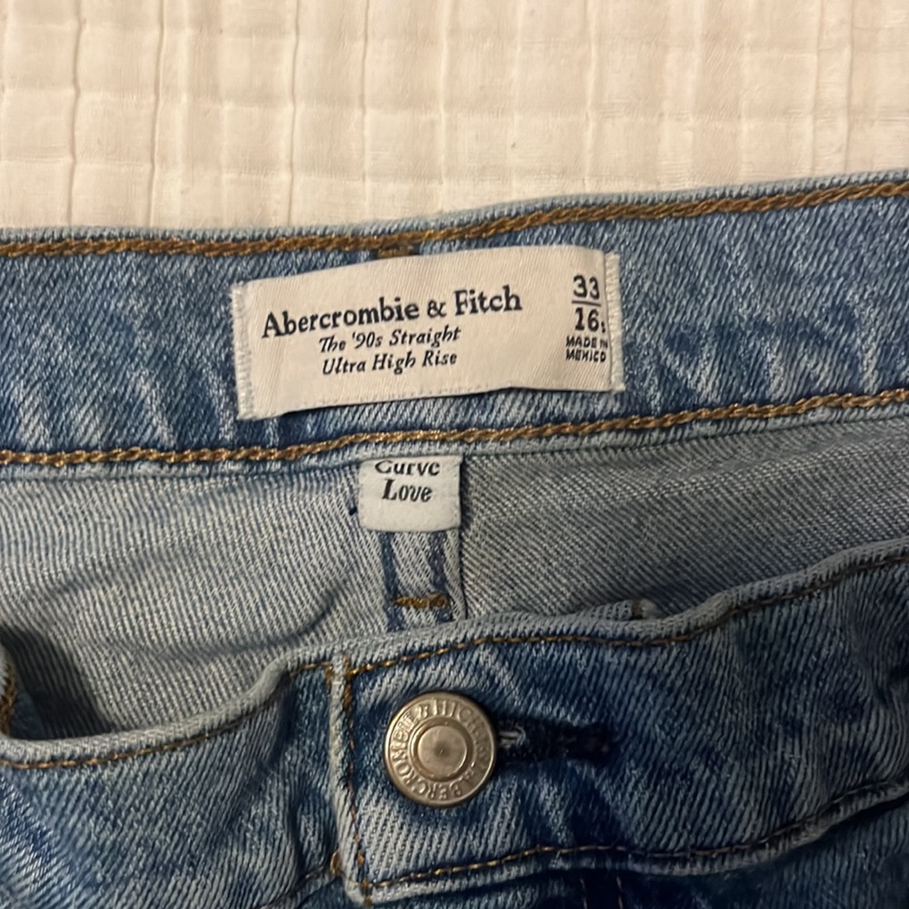 A&F ‘90s Straight Ultra High Rise Jeans in size 16